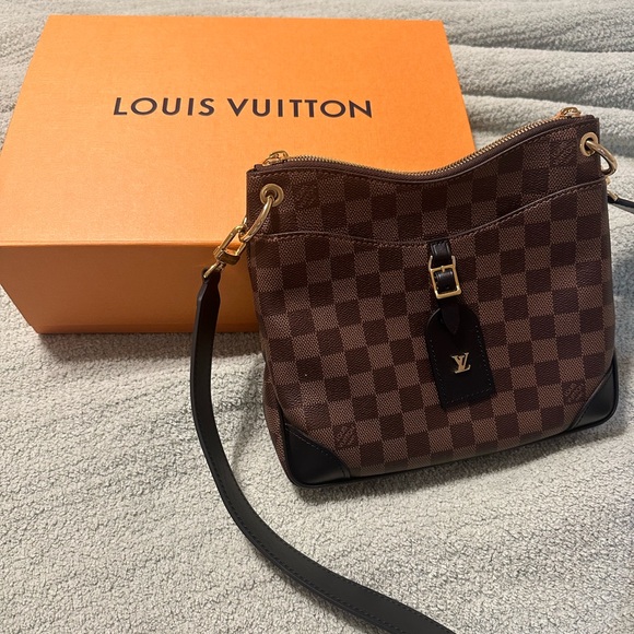 Practically new LV purse! Bought in 2022. Nothing wrong with it! - Picture 3 of 5